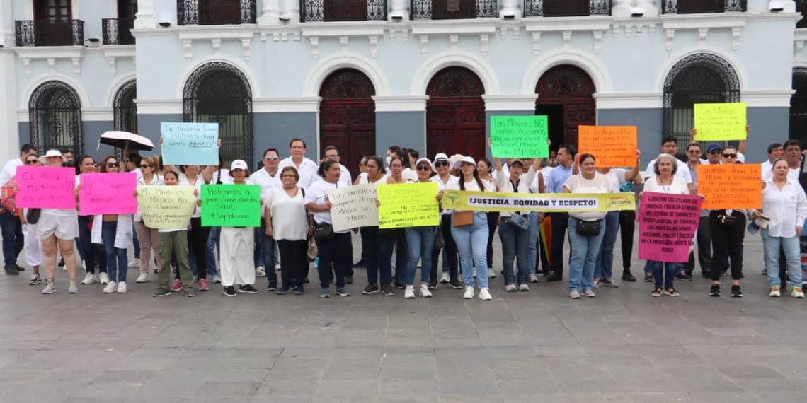 Marchan médicos contra inseguridad y piden quitar cargo de homicidio a ginecóloga