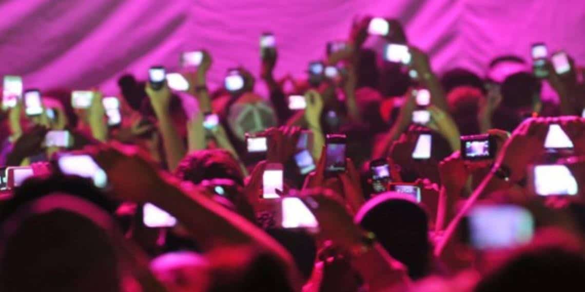 ¿Ya no más celulares en conciertos? Podrían prohibir el uso de dispositivos en eventos por este motivo