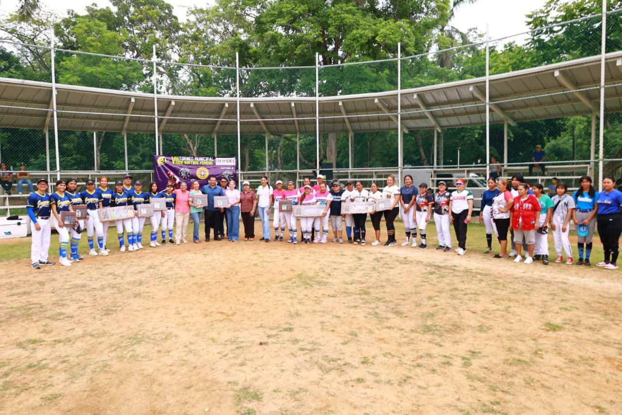 Premia alcaldesa Aura Medina a ganadoras del VII Torneo Municipal de Softbol Femenil