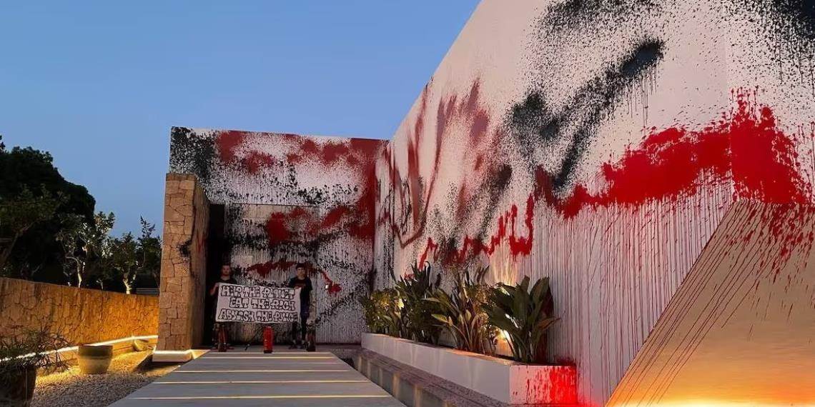 Activistas climáticos pintan de rojo y negro, mansión de Messi en Ibiza