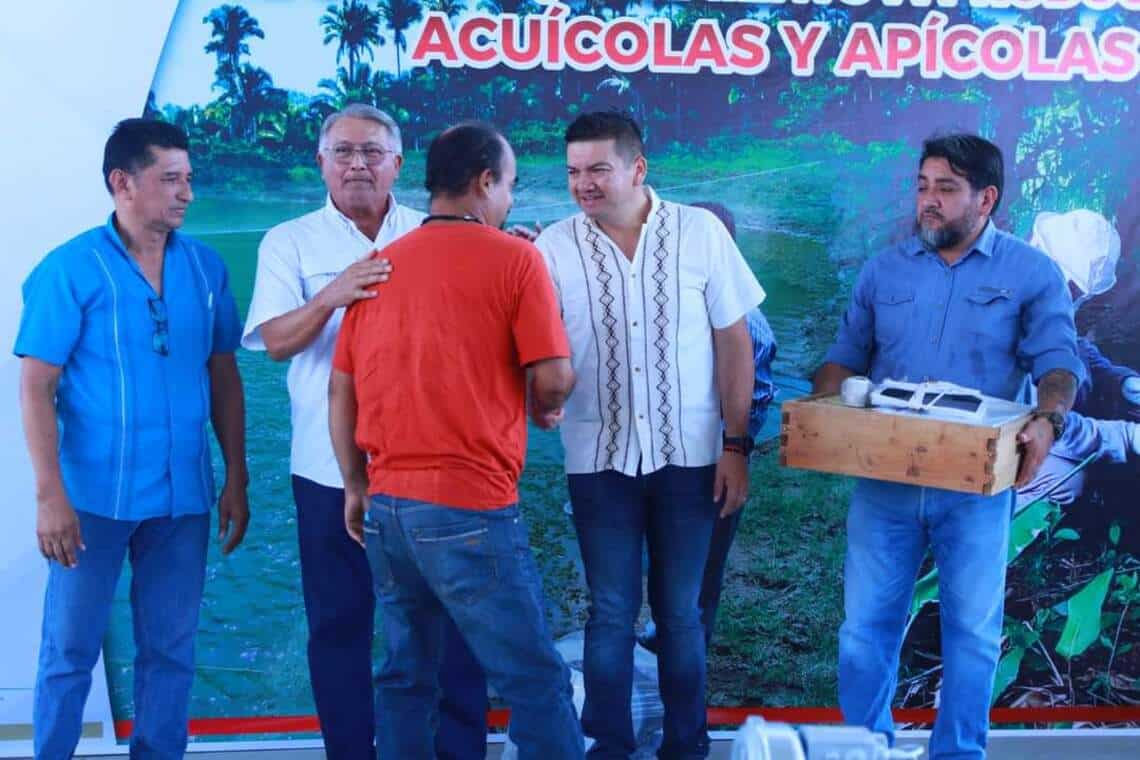 Gobierno de Comalcalco entrega apoyos a productores apícolas del municipio