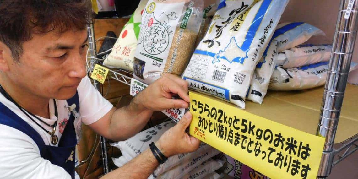 Japoneses hacen compras compulsivas; hay escasez de arroz