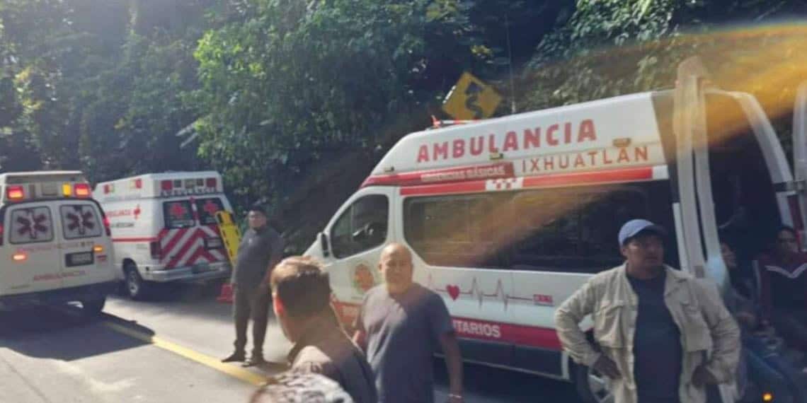 Autobús de pasajeros cae a barranco en Coscomatepec; dejó 21 lesionados y 3 muertos