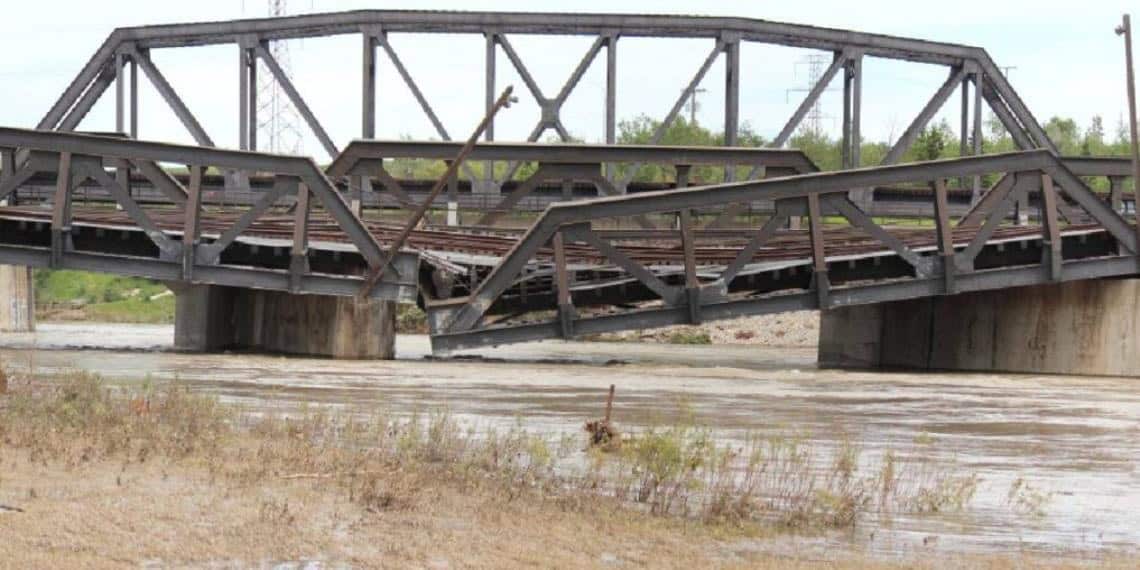 Puente colapsa en Vietnam y devora un camión, mientras un motociclista se salva de milagro