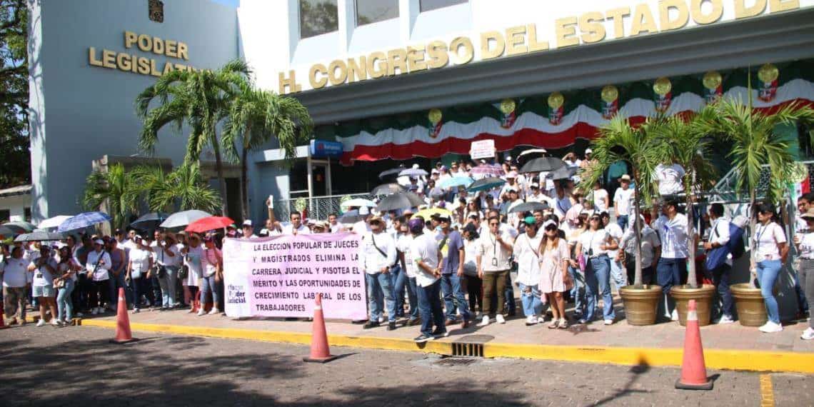 Trabajadores de PJF protestan frente al Congreso del Estado