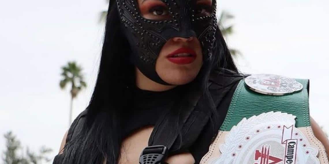 Luchadora La Hiedra confronta a agresor sexual en plena función