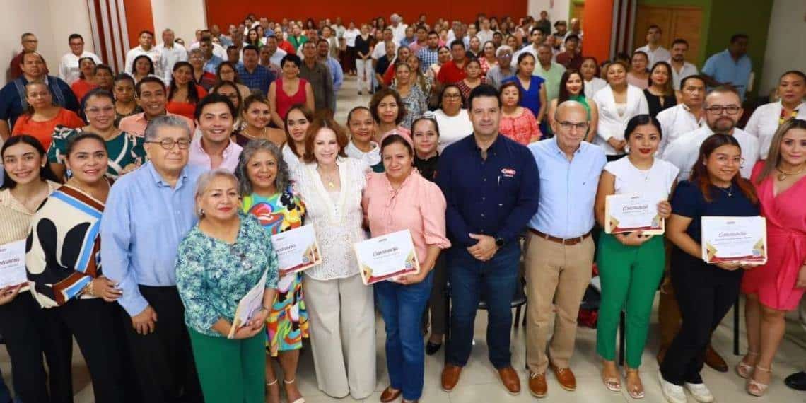 Entrega la alcaldesa Aura Medina constancias de capacitación a colaboradores municipales