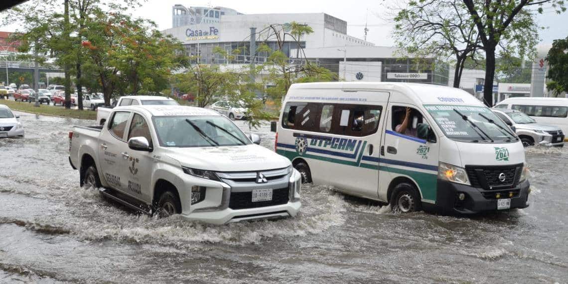 Rebasado sistema de drenaje en Centro