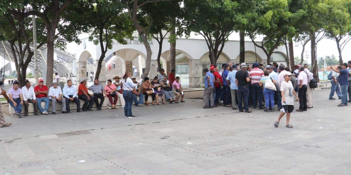 Ex trabajadores municipales exigen pagos de laudos laborales en Tabasco