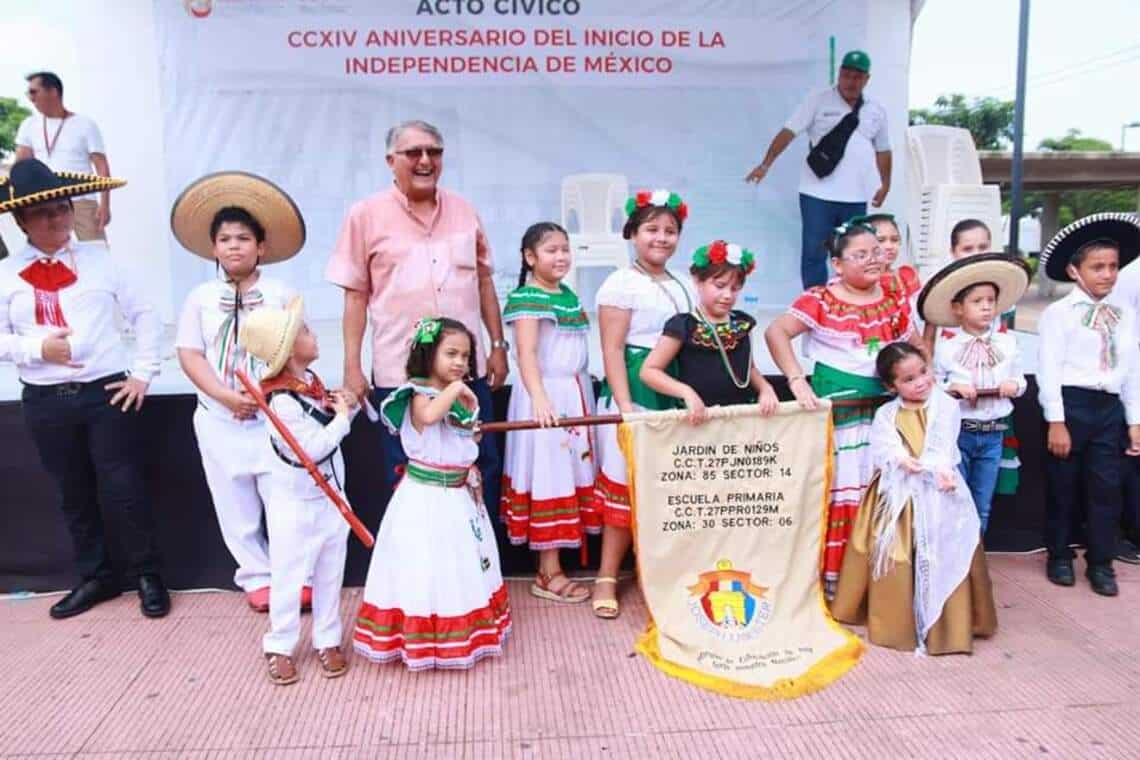 Realizan en Comalcalco sensacional desfile para conmemorar el 214 aniversario del inicio de la Independencia de México