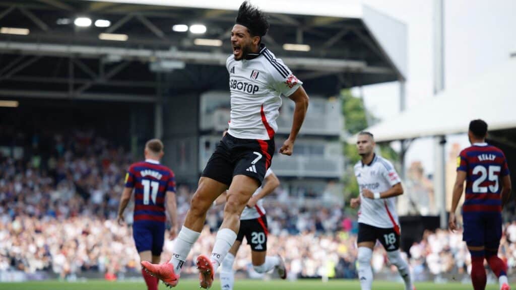 Raúl Jiménez se luce con golazo en Inglaterra